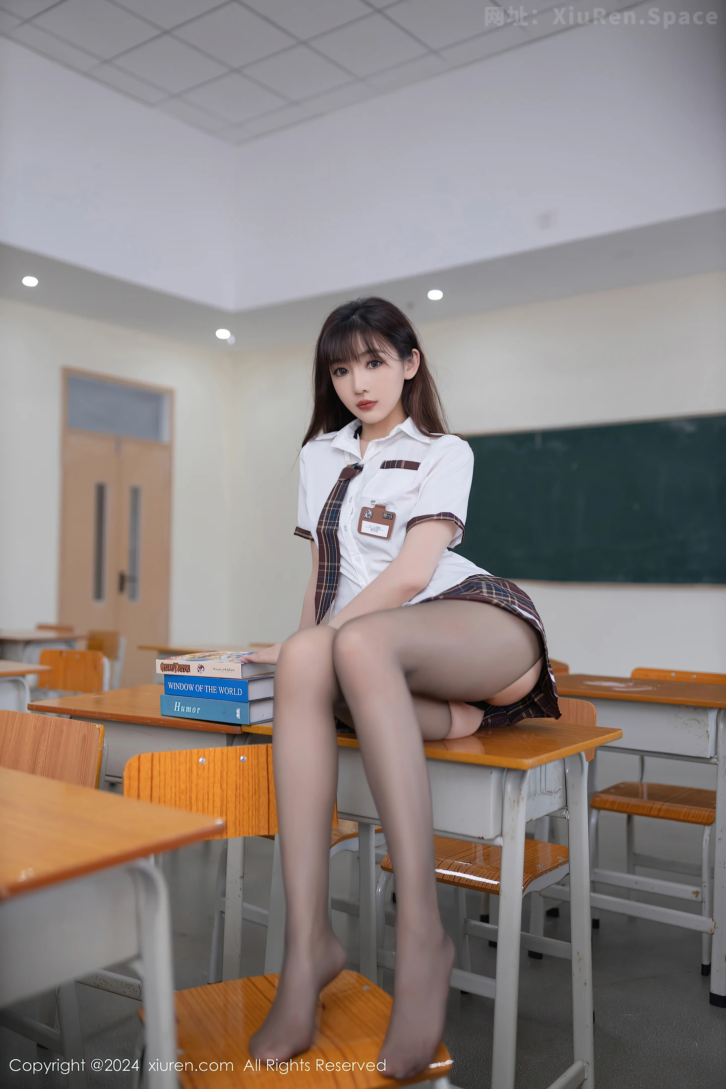 图片[4]-[XiuRen秀人网]VOL.8918 模特陆萱萱学生制服露情趣内衣配开档黑丝秀完美身材诱惑写真80P-秀人网官方网站